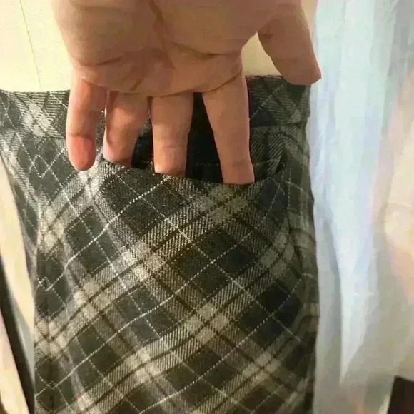 Gap Women’s Size 6 Grey Plaid Wool/Poly Skirt. Lined
18.5” hem. Zip and button - Picture 2 of 7